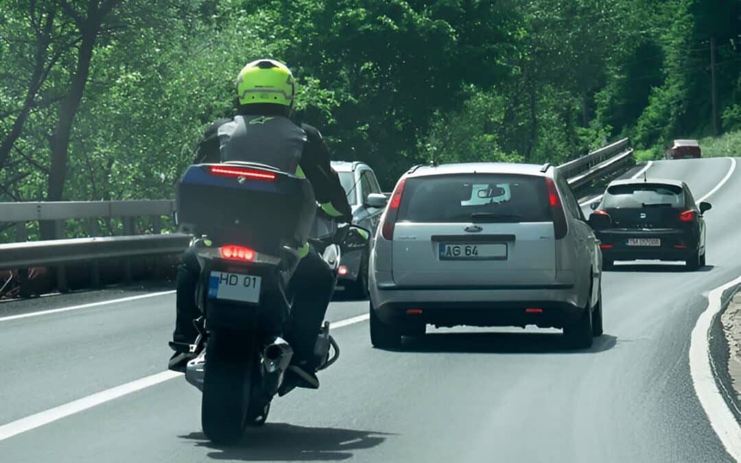 ¿Se puede presentar una demanda si se circulaba entre carriles en el momento de un accidente de motocicleta en Arkansas?