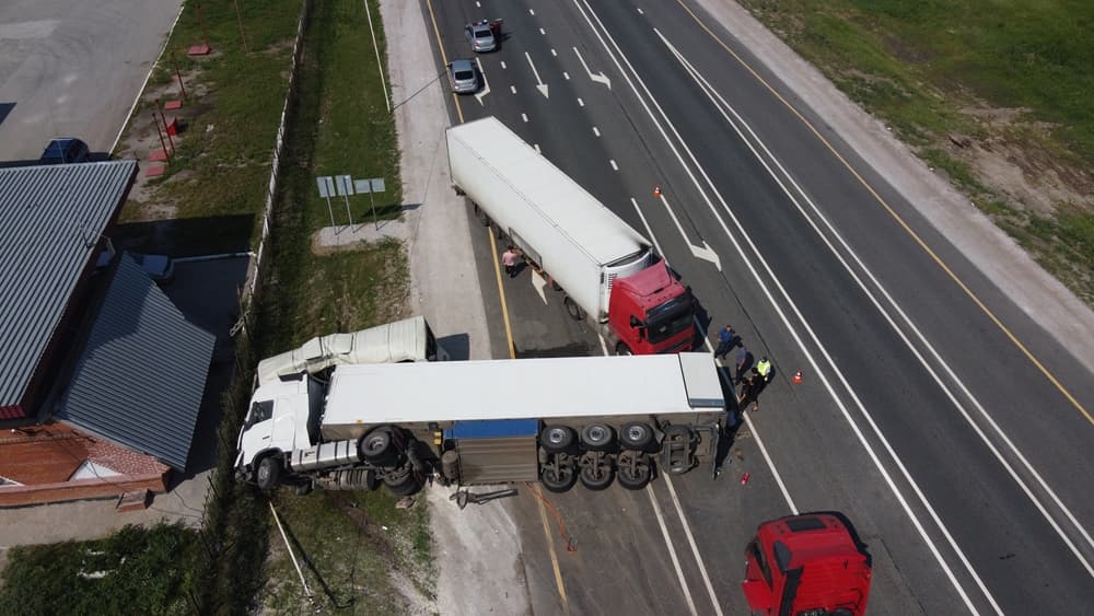 Vista aérea de un grave accidente de camión en una autopista